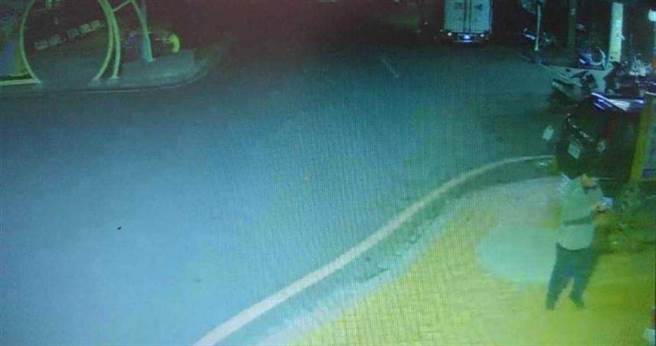 王正佑当天上6点班，提早从住家开车到分驻所，但因为还没吃饭感到飢饿，所以走到派出所旁百公尺的便当店，就看到陈姓通缉犯，因为害怕当场缉捕会影响到店家及客人，因此走到门外，打电话通报线上员警，自己则在外埋伏等待。（图／警方提供／中国时报吴建辉彰化传真）