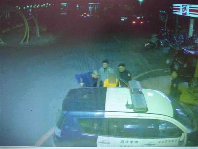 二水分驻所长甘致宇表示，陈嫌生性狡猾，四处躲藏行踪不定，还会刻意闪避路口监视器，本次王员机警逮到陈嫌，足为同仁表率。（图／警方提供／中国时报吴建辉彰化传真）