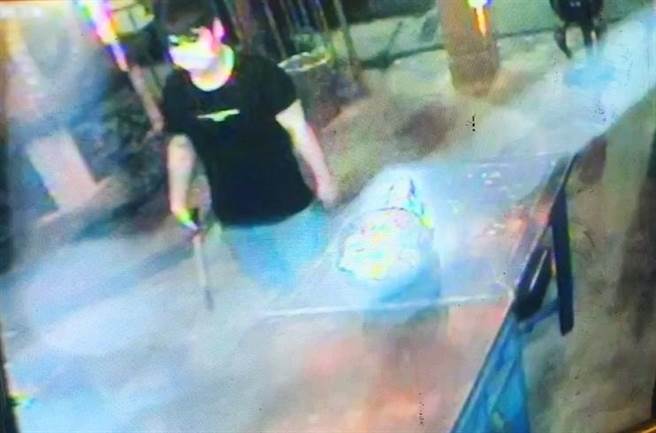 屏东一名22岁林姓男子白天当水电工，晚上摇身一变成为香油钱大盗，2年来偷遍南、高、屏等地庙宇。（读者提供／庄曜聪台南传真）