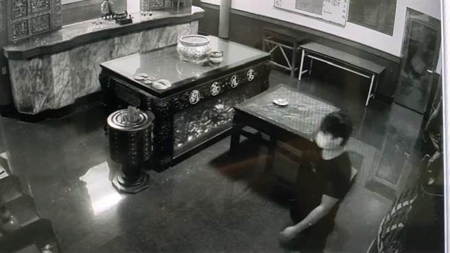屏东一名22岁林姓男子白天当水电工，晚上摇身一变成为香油钱大盗，2年来偷遍南、高、屏等地庙宇。（读者提供／庄曜聪台南传真）