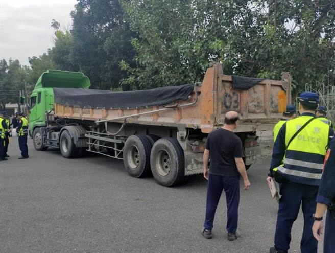 台南市警局为降低大型车辆交通事故，连续3天强力执行取缔大型车违规勤务。（警方提供／洪荣志台南传真）