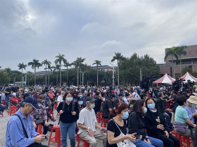 People in front of Freedom Square have started to gather.  (Image / provided by readers)