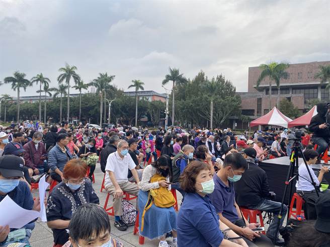 People in front of Freedom Square have started to gather.  (Image / provided by readers)