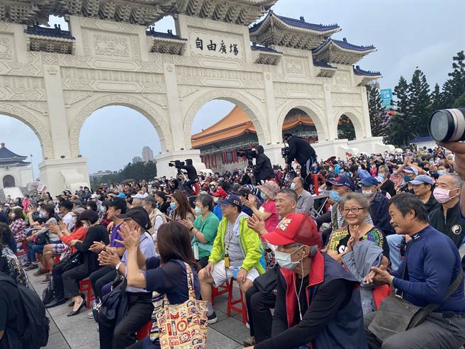 Today, millions of people take to the streets to defend freedom of expression.  Lots of people gathered in Liberty Square on the 21st. (Image / provided by readers)