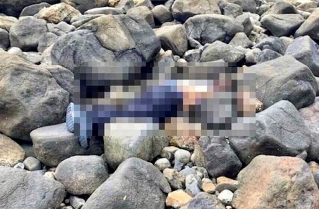 澎湖65岁才姓男子莫名陈尸沙滩石堆，初步研判是外穿夹克遭风浪冲打反折缠绕双手。（民眾提供／陈可文澎湖传真）