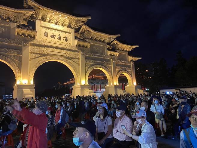 Many people gathered in front of Freedom Square.  (Image / provided by readers)
