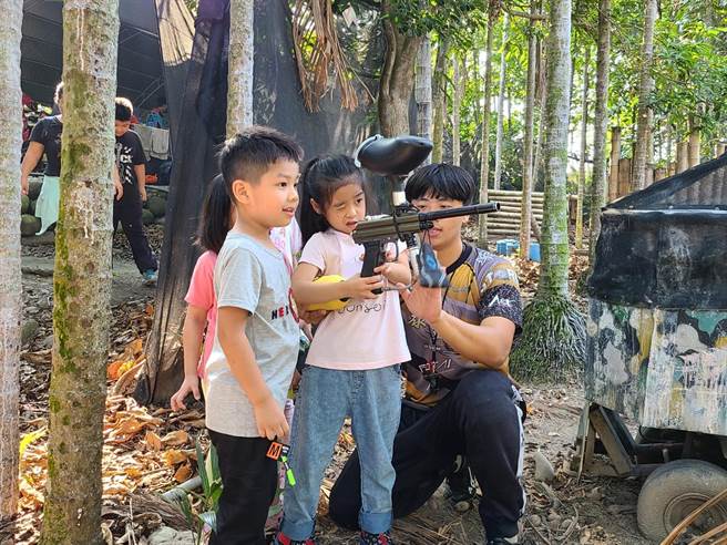 竹山鎮長盃漆彈比賽，小朋友也參與體驗。（竹山鎮公所提供／廖志晃南投傳真）