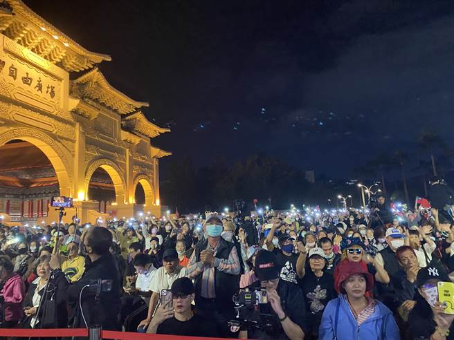 Cai Yanming, president of Want Want Group, took the stage to give a speech and choked for a moment, and the crowd shouted: Come on, president.  (Image / provided by readers)
