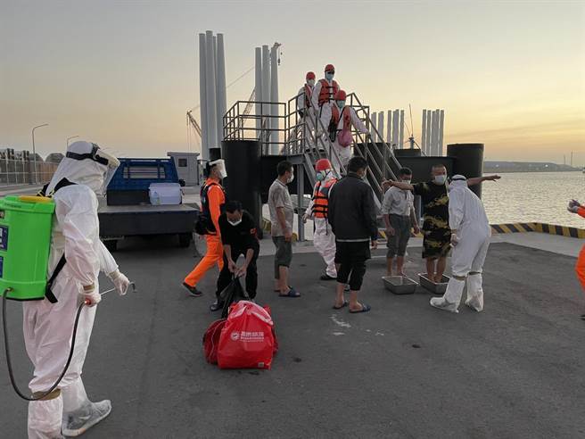 大陸漁船越界捕魚，查獲漁獲1000公斤並帶回6人偵辦。（台中海巡隊提供／陳淑娥台中傳真）