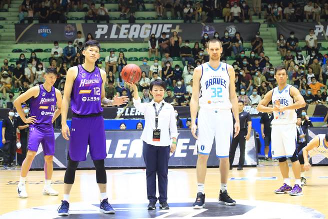 台中市长卢秀燕担任球赛开球员，站在这么多个子高的「高」手之间开球，她说「真的是新体验！」（卢金足摄） 