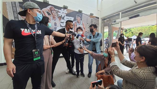 P. LEAGUE＋联盟执行长陈建州「黑人」身高较高，与台中市长卢秀燕受访时，「贴心」礼貌的张开双脚降低身高，模样可爱。（卢金足摄）