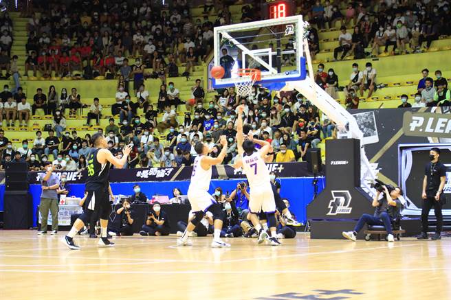 台中市政府运动局与福尔摩沙篮球发展协会及P. LEAGUE＋职篮联盟携手合作举办季前热身赛台中站。（卢金足摄）