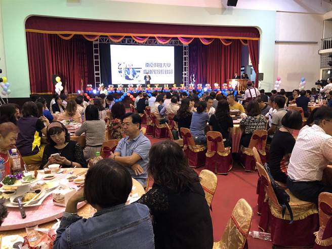 南臺科大今天舉辦弱勢學生募款餐會，醫美龍頭愛爾麗集團總裁常如山捐款回饋母校南臺科大。(曹婷婷攝)