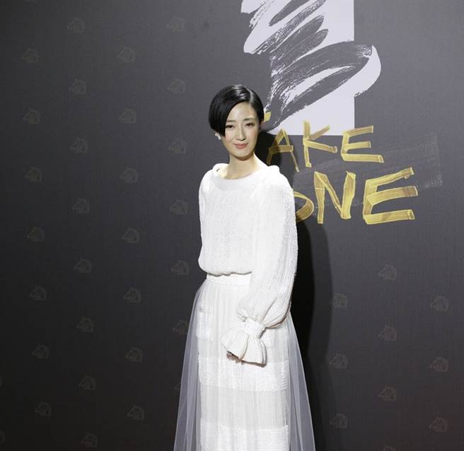 桂綸鎂擔任頒獎人，一襲全白禮服走紅毯。(圖/ 記者廖映翔攝)