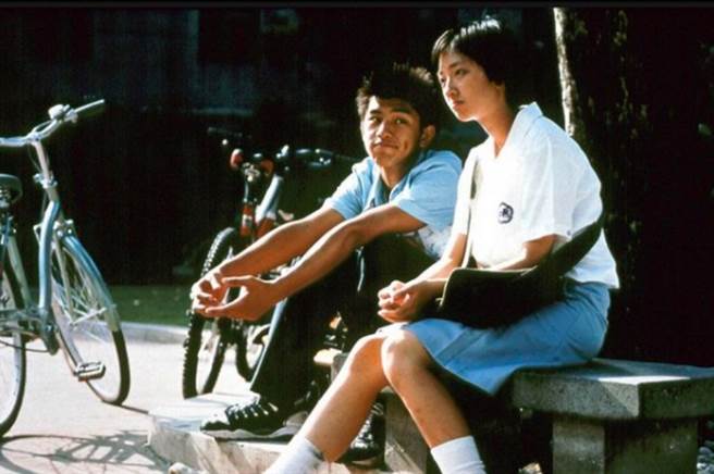 桂綸鎂和陳柏霖18年前合作電影《藍色大門》。(圖/ 摘自《藍色大門》劇照)