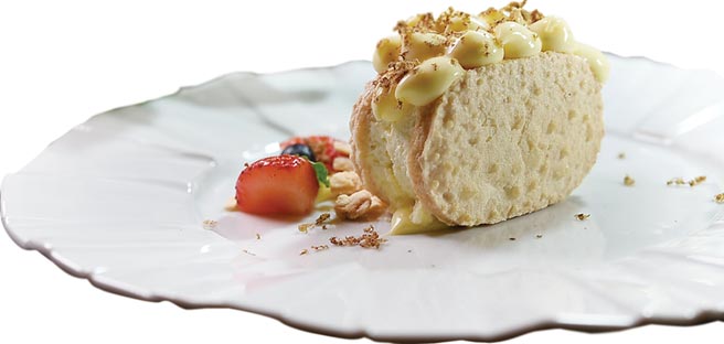 甜點〈白松露杏仁蜂蜜鬆糕〉，是以達克瓦茲酥餅夾入炒糖杏仁片，以及用松露油、松露泥、鮮奶油製成松露慕斯冰糕，再現刨白松露。圖／姚舜