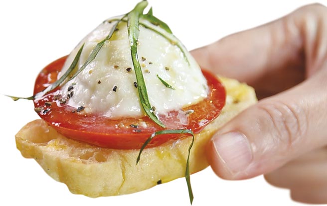 〈莫札瑞拉起司番茄沙拉〉，除用了海鹽和橄欖油外，並用檸檬汁取代巴薩米哥酒醋提味，別有獨特風味。圖／姚舜