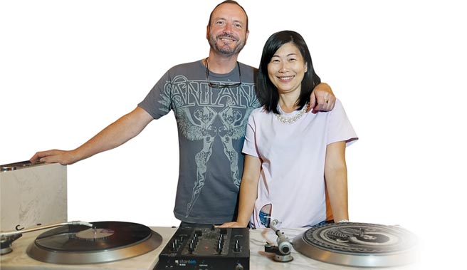 立足市場16年的〈Alleycat's〉，是由李孟萍和她英國籍先生湯姆斯一起創辦。圖／姚舜