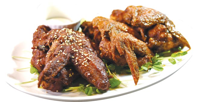 〈雞翅組合〉，以日式和風、韓式辣醬，以及美式水牛城三種風味雞翅作成拼盤呈現。圖／姚舜