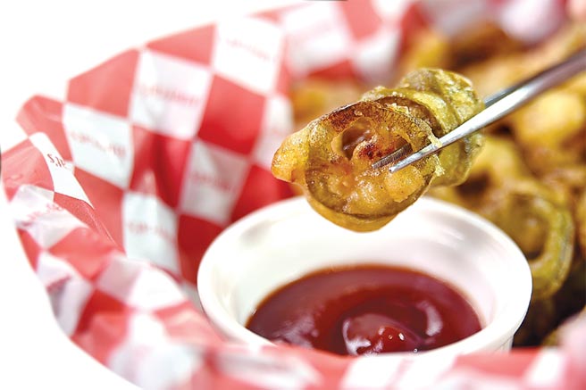 菜單上有不少開胃或下酒美食，圖為表皮酥脆、帶有微辣的〈酥炸墨西哥辣椒〉。圖／姚舜