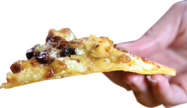 〈宮保雞丁Pizza〉，主要餡料有雞肉、乾辣椒、青蔥和花生碎。圖／姚舜