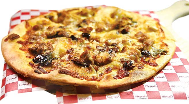 〈Alleycat's〉是「台味披薩」的開路先鋒，該店的〈宮保雞丁披薩〉為人氣招牌Pizza之一。圖／姚舜
