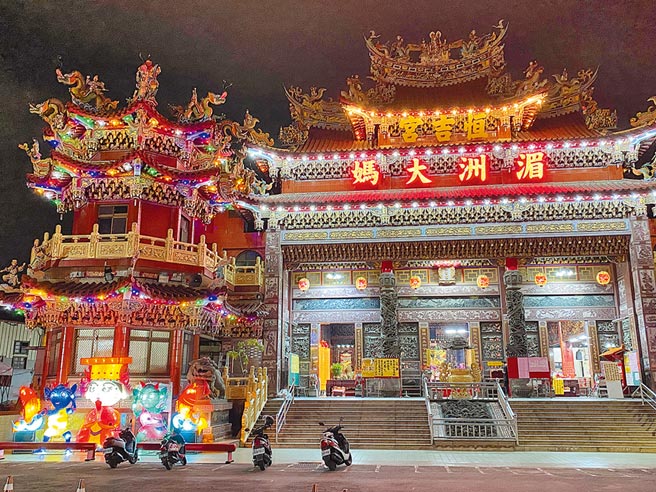 21日是埔里镇恒吉宫妈祖庙史上头一遭，邀请大甲镇澜宫妈祖进入市区内遶境，和民眾一起热闹祈福。（黄立杰摄）