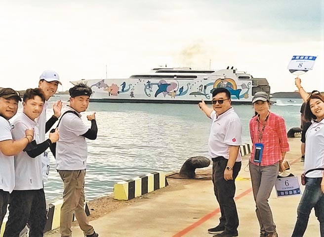 有朋自远方来，不亦乐乎；「丽娜轮」满载500多名游客跨海澎湖秋冬之旅。（陈可文摄）