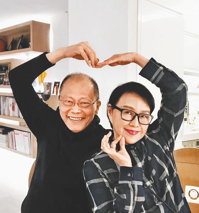 张毅（左）与杨惠姗夫妻鹣鲽情深。（琉璃工房提供）