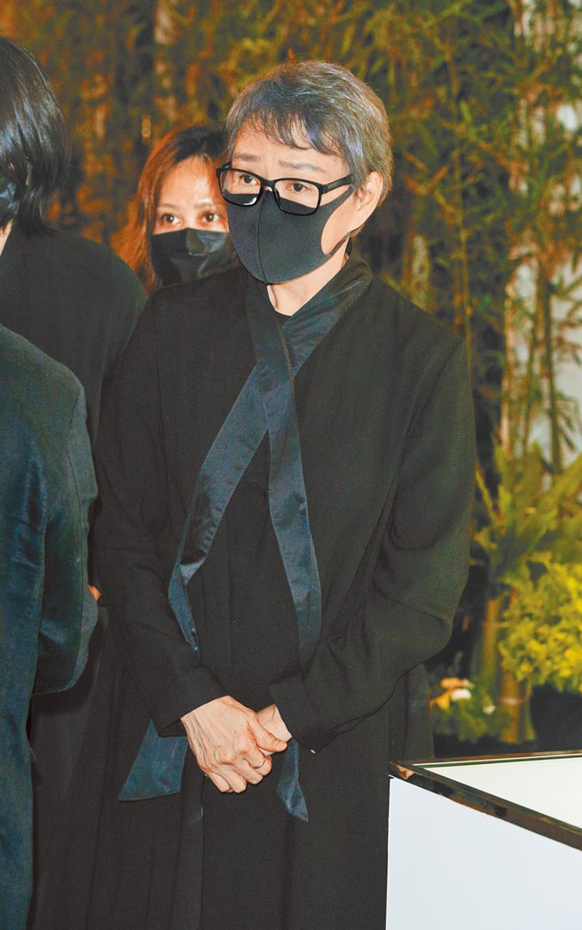 杨惠姗强忍悲伤，昨亲自操刀丈夫追思会场布置。（吴松翰摄）