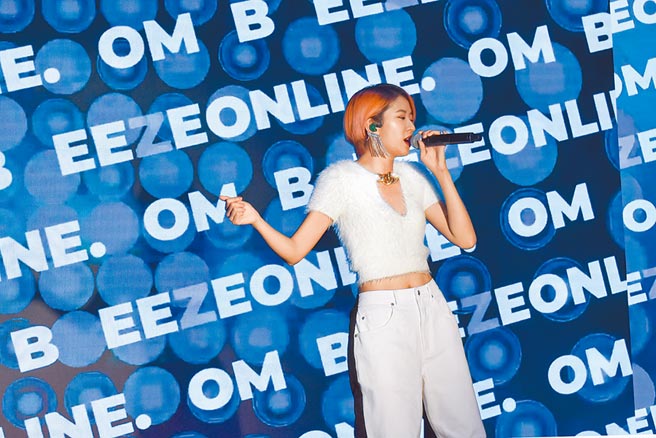 9m88在BREEZEONLINE在开站直播晚会献唱。（微风提供）