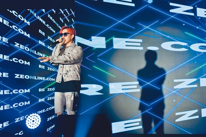 创作歌手ØZI担任BREEZEONLINE广告形象大使，在开站直播晚会穿一身Off-White，帅气演出。（微风提供）