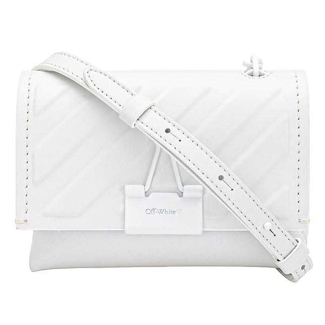 微风BREEZEONLINE「Off-White logo肩背包」，4万200元。（微风提供）