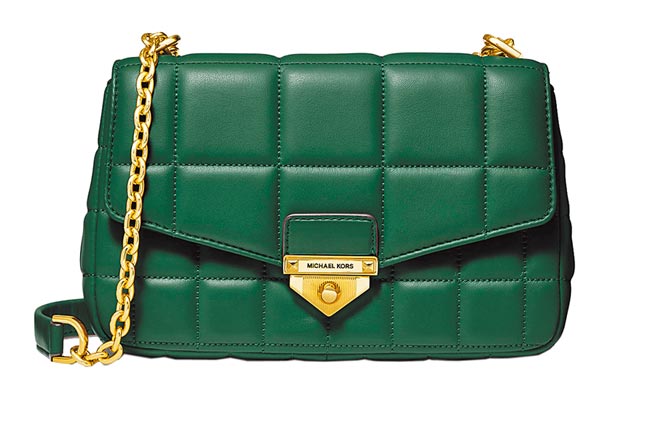新光三越beauty stage美丽台「Michael Kors SOHO皮革炼带包-苔藓绿（L），1万7500元。（新光三越提供）