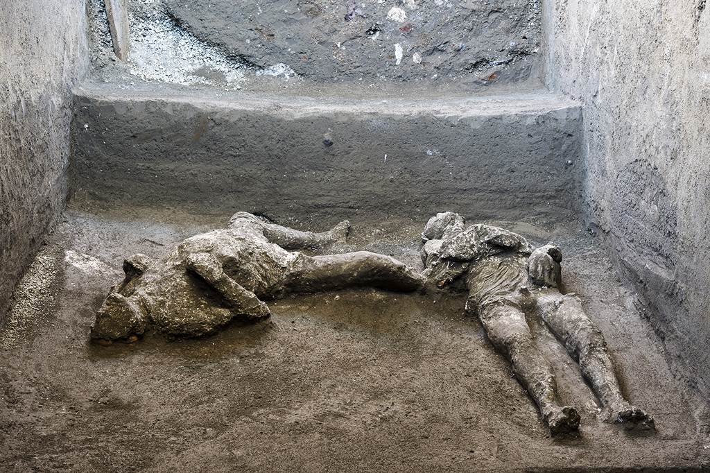 龐貝古城近郊處新發現2具遺骸，從緊縮的手腳研判2人應是受到「熱衝擊」而死亡(圖/美聯社)