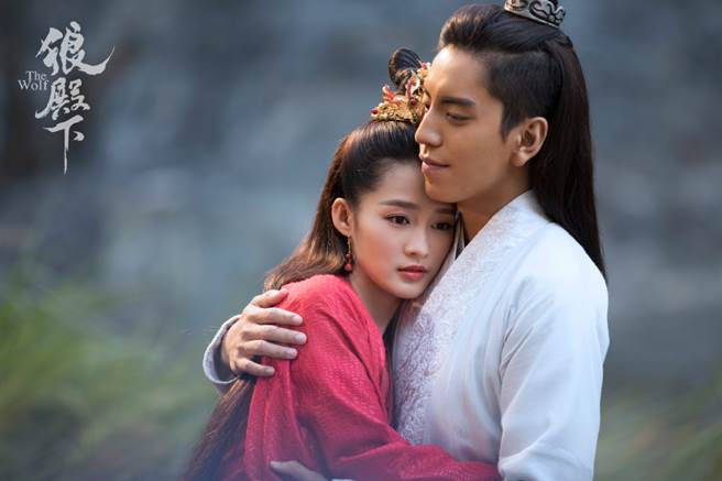 王大陆在《狼殿下》与李沁狂放闪。(取自狼殿下官方微博)