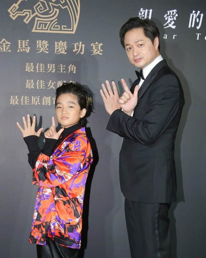 郑有杰导演（右）与童星白润音开心同框。（吴松翰摄）