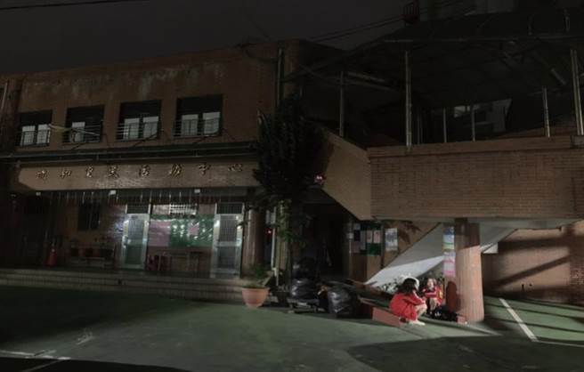 基隆里民会堂盖在二楼却无电梯，让千名老人爬到喘不过气。（市议员张秉钧提供／吴康玮基隆传真）