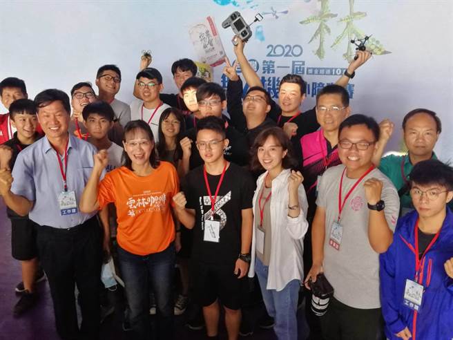 云林县副县长谢淑亚（前左2）主持无人机障碍赛开赛，巧遇艺人徐恺伶（前右3）。（洪肇君摄）