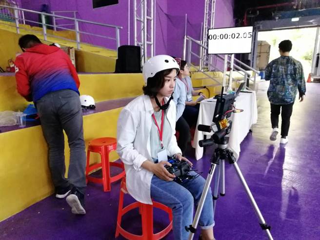 徐恺伶架起三角架，对着萤幕以主观视角飞越障碍。（洪肇君摄）