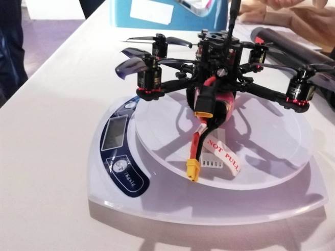 无人机比赛检录第一关，飞机先过磅。云林首届赛事限２４９克以下四轴飞行器。（洪肇君摄）