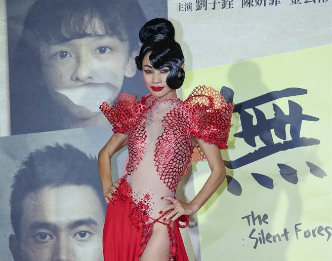 白灵出席庆功宴。（陈俊吉摄）