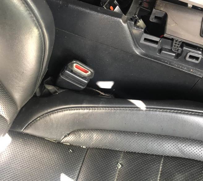 驾驶座及副驾驶座安全带均插上简易插鞘。（翻摄照片／陈淑娥台中传真）