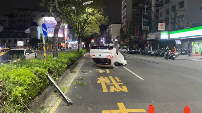 張男與朋友聚會後酒駕上路，行經九如一路時，為了要撿拾掉落在駕駛座底部的手機，才導致車輛失控先撞上分隔島變電箱後翻覆。（高市警三民二分局提供／洪浩軒高雄傳真）