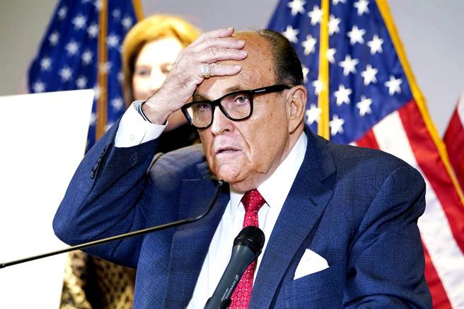 川普团队在宾州的诉讼再吞败仗，宾州共和党籍法官21日驳回川普律师团提出要求约700万张邮寄选票失效的诉讼，法官更痛批以朱利安尼为首的律师团队提不出证据。（资料照／美联社）