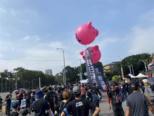 The Popular Party raised its flag to express its demands.  (Photo / Zhongshi News Network)