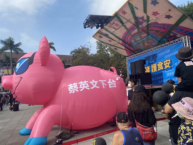 Qiu Dou is on stage today and people are holding tall banners and slogans to express their demands.  (Photo / Zhongshi News Network)