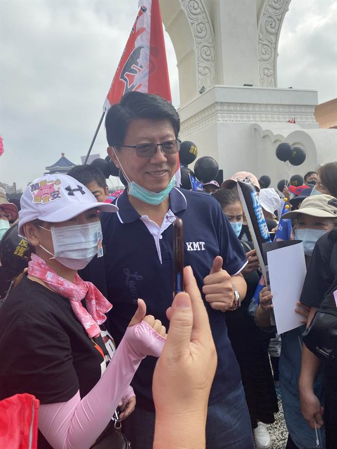 Xie Longjie, deputy secretary general of the Kuomintang and Tainan City Councilor, arrived at the site of the fall fight, and people took a group photo.  (Photo / Zhongshi News Network)