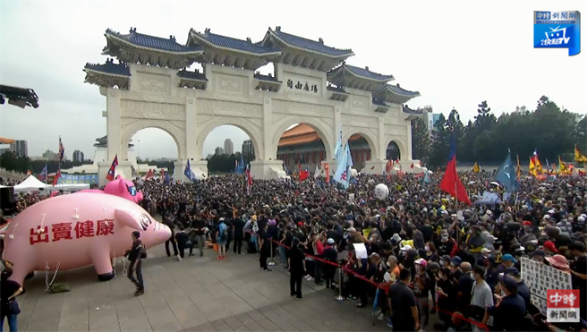 Large numbers of people gathered in front of Freedom Square.  (Photo / Zhongshi News Network)