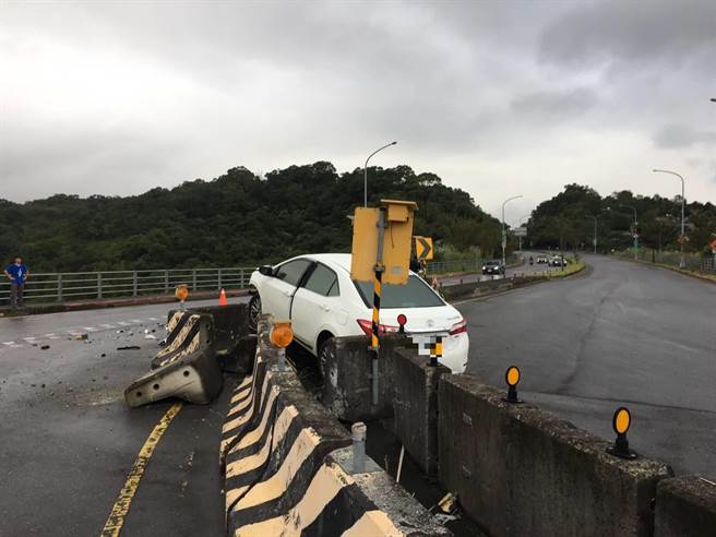 21岁郑姓男子21日下午4时许，开车行经新北市新店区安一路弯道、往三峡方向，郑男疑因精神恍惚自撞分隔岛，车头严重损毁。（翻摄照片）